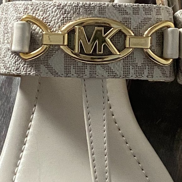 Michael Kors White T-Strap Thong Sandals.1.25" Heel Gold Logo Sz 6 - Picture 7 of 8